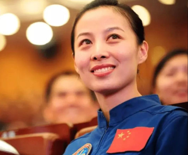 《新周刊》将李靓蕾跟张桂梅、王亚平共同列为女性榜样,是何居心?