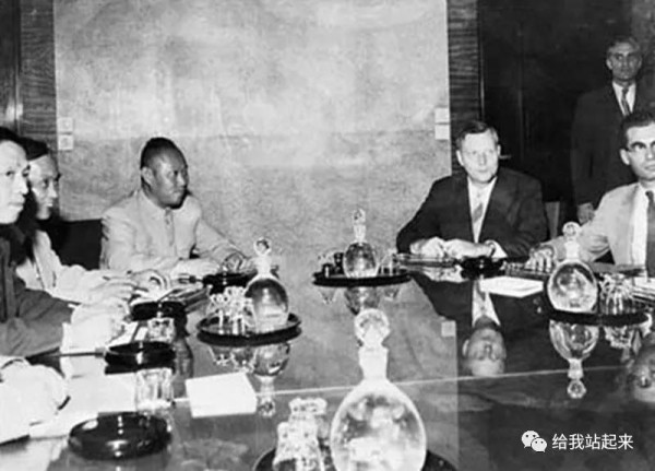 被美国软禁的钱学森发现一张毛主席合照,眼含热泪:这下有救了