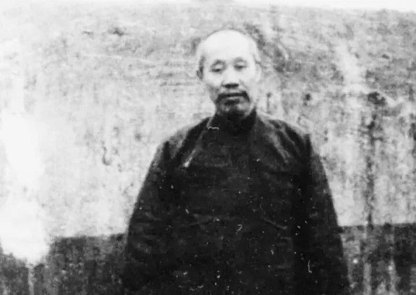 现代谍报大师董必武