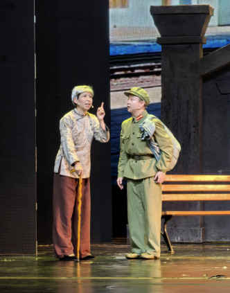 雷锋精神永放光芒：国防之旅文工团在京演出《雷锋》话剧