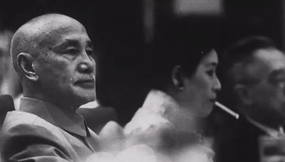 蒋介石有多下流?贴身秘书吐露真相:“白天干革命,晚上逛窑子”!
