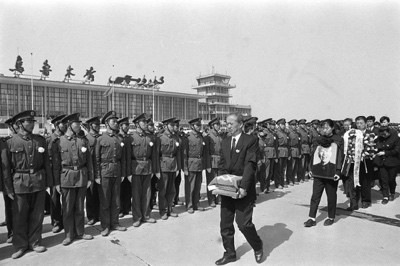一套中山装穿了20多年,他将骨灰留在西北边疆,“永远为中华民族站岗”