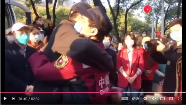 湖南医疗队戴毛主席像章返程，来送别的区长已戴43天！