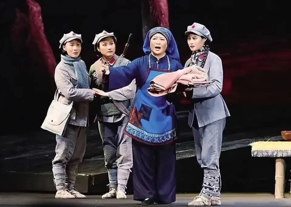“半条被子”与“半截皮带”，映照初心与使命