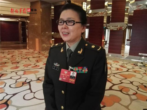 00后喊话政协委员“赔我纸巾”,原来是为周总理泪奔了……