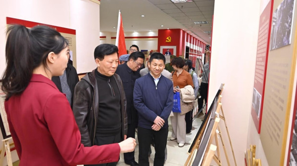 云南举办“百年红色报纸展进校园暨云南省大专院校学生红色经典朗诵大赛”启动仪式