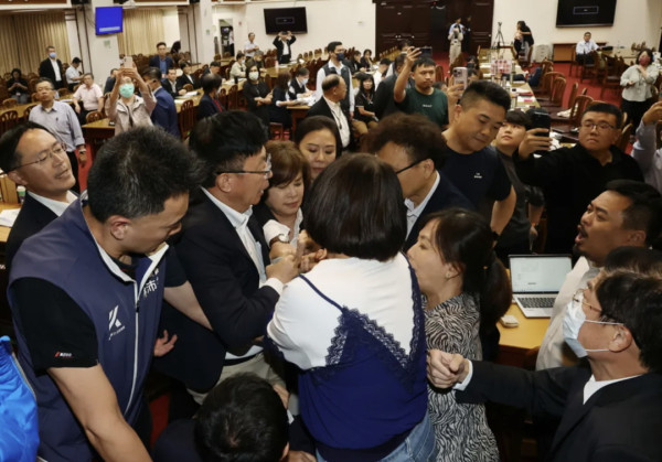 台“立法院”为何再次上演“三国杀”