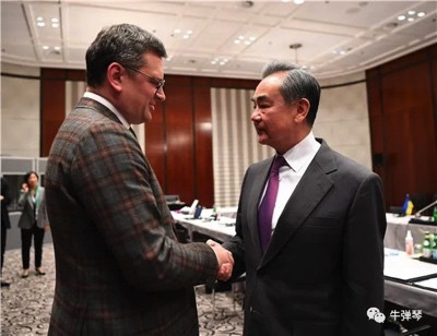 中俄这次会见,长条桌往短边坐!