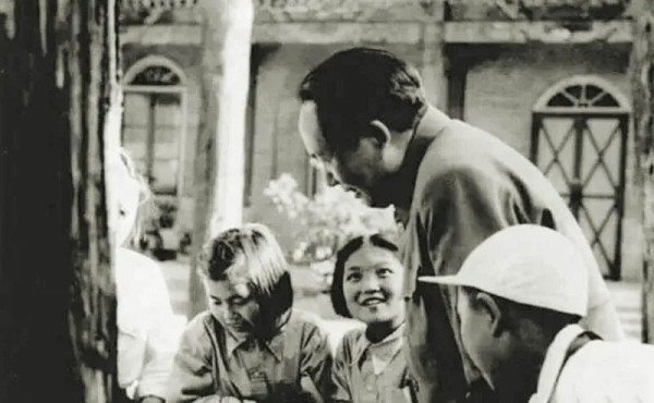 三年困难时期周总理劝毛主席吃点肉，主席反问“你吃了吗？”