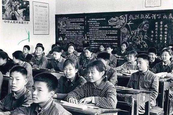 人民公社20年：伟大的光明，灿烂的希望。