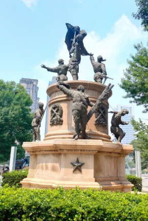巩怀书:仰望广场上的战士铜像