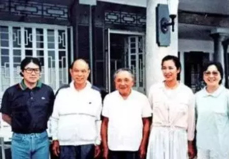 “输血”的霍英东,“吸血”的李嘉诚