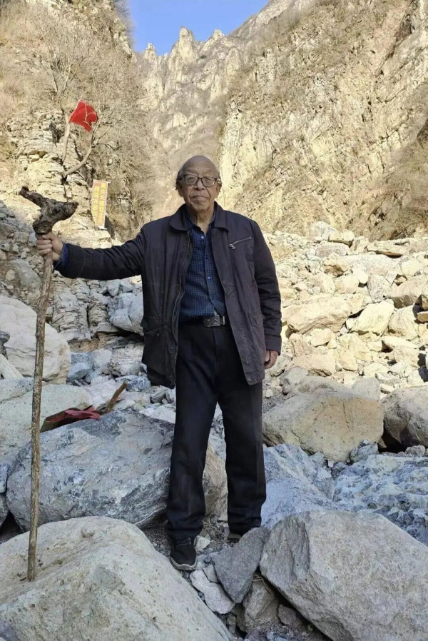 河北81岁当代“愚公”，11年自费在深山造出万步天梯