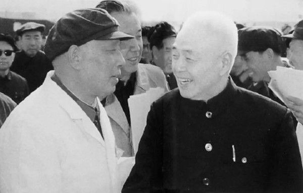两任卫生部部长的开国少将,响应毛主席号召积极推广“赤脚医生”模式