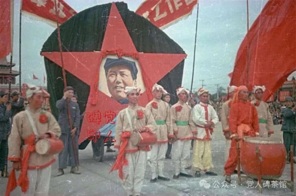 淮海战役中，为啥群众跟我们走，不跟他们走？