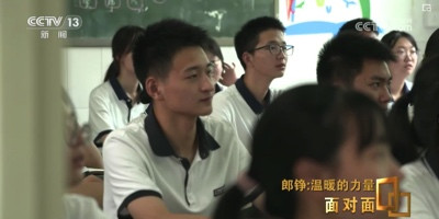 汶川地震中的“敬礼娃娃”如今长成了什么样子?