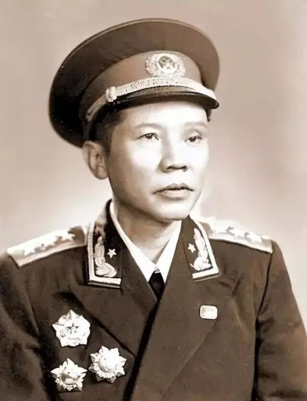 朱良才：课文《朱德的扁担》的作者，听到毛主席逝世的消息当即昏了过去