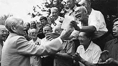王震:“毛主席一点也没有估计错”