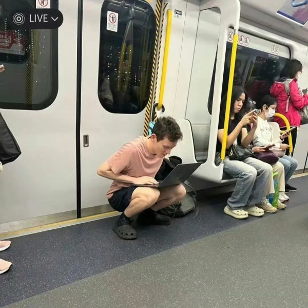香港网红推轮椅嘲讽大陆游客：时代变了，殖人却没变