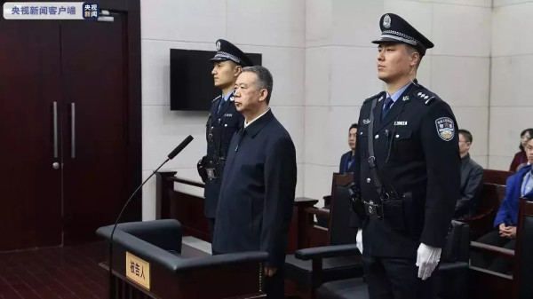 他怎样把自己作没的?派兵出国保障老婆旅游,占部队车、房,拿军人当私佣……