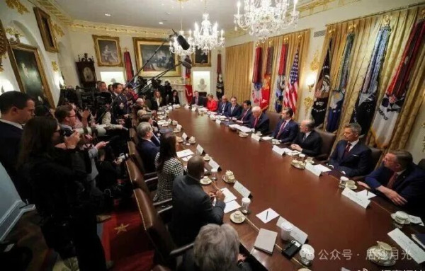 马屁横飞的美国政坛！