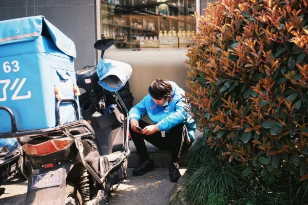 700万飞奔的外卖员，在这个人间不断淬火