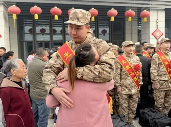 陈先义：西方读不懂中国青年参军的光荣