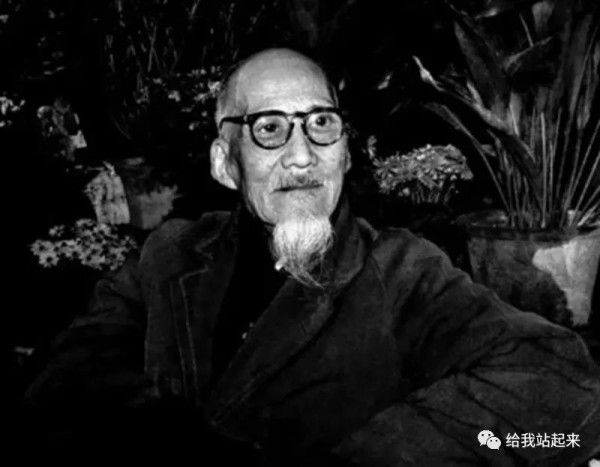 被美国软禁的钱学森发现一张毛主席合照,眼含热泪:这下有救了