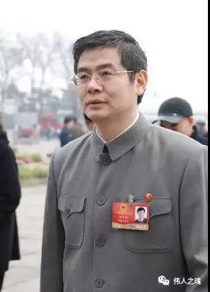 有个佩戴毛主席像章的代表