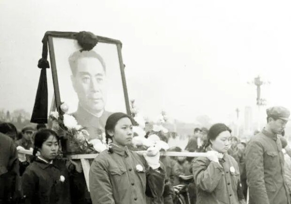 外媒是怎样报道周恩来逝世的？