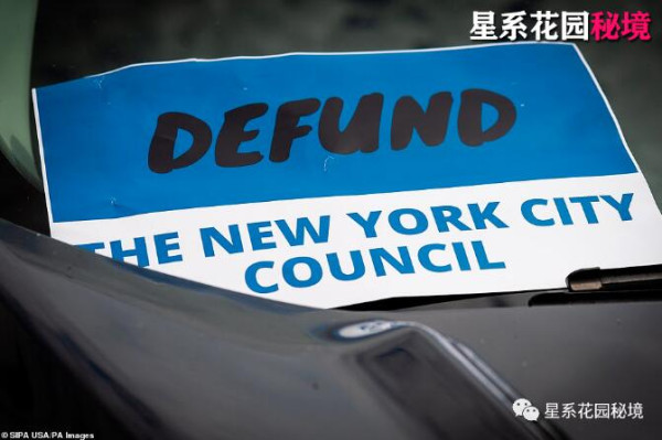 川普大厦门口成“角斗场”!白市长亲手画下的“黑命贵”大街聚集了双方激动的人群…