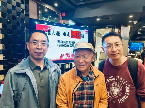 来自香港的他，为何74岁还能徒步万里长征路？