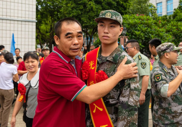 陈先义：西方读不懂中国青年参军的光荣