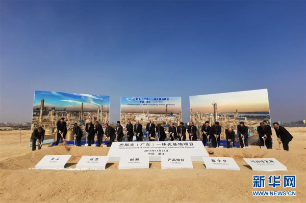 以习近平为核心的党中央引领经济高质量发展