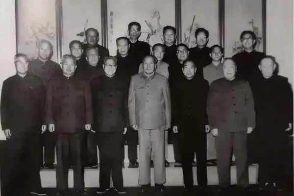 从解放军女战士到将军大使夫人