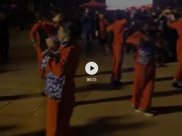 直击韶山：老人卧病在床前往、千人包专列到来，万人同唱东方红！