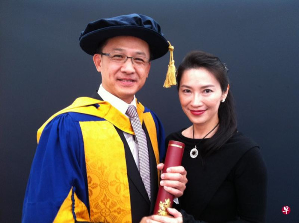 被英国母校剥夺荣誉学位，何君尧：...脆弱