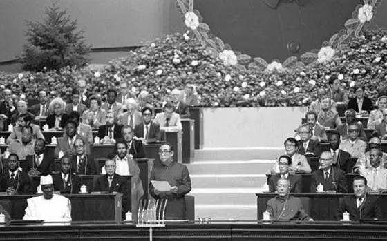 1980年,朝鲜劳动党“六大”开幕,金日成在大会上做报告。