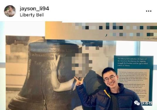 烈士陵园摆“开枪”手势侮辱英烈的“小贤”,果然是个反贼