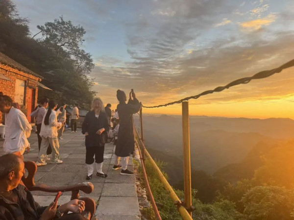 武当山是红色的