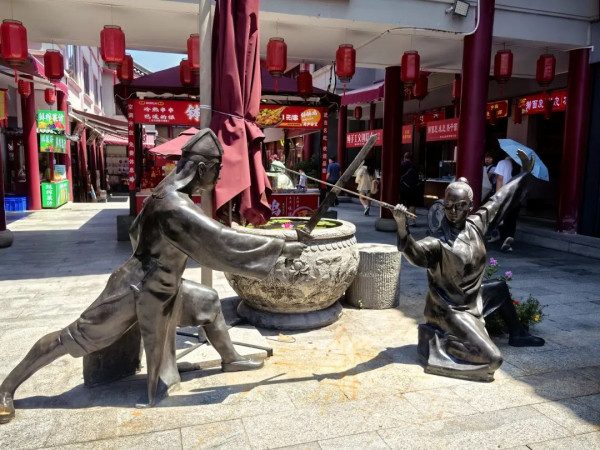 武当山是红色的