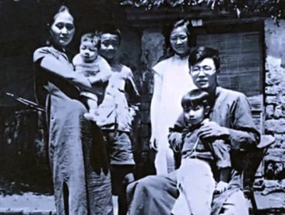 毛主席拍着他的肩膀说:“你也是苦出身,希望你为我们培养出些好学生来!”他做到了!