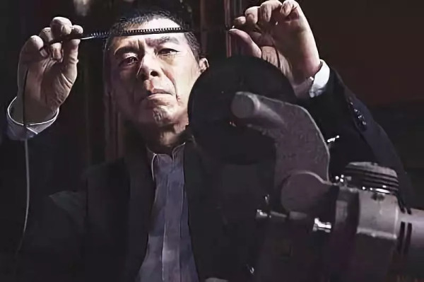 郭松民:“垃圾化妆师”——评尹鸿的电影评论