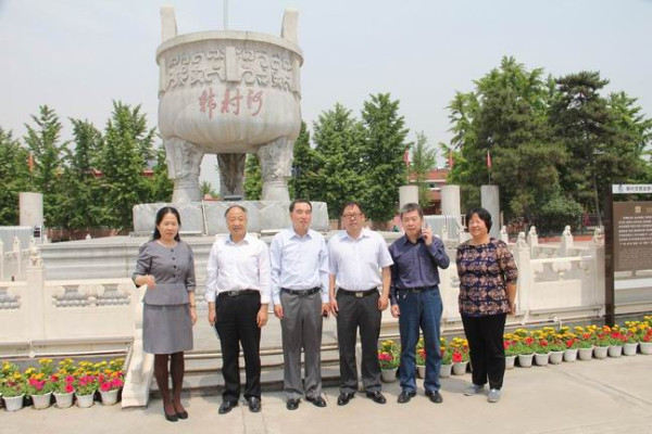 调整大小 调整大小 韩建集团党委书记田广良(左三)与调研组合影.jpg