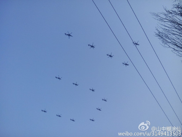 解放军武装直升机保定上空编队飞行疑为抗战胜利阅兵排练