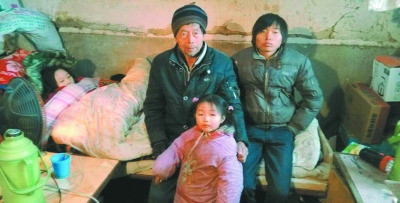 72岁拾荒老人收养3个弃儿亲儿子与其断绝关系