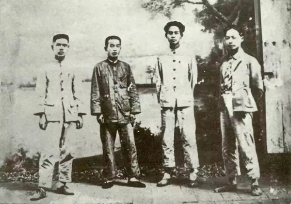 朱良才：课文《朱德的扁担》的作者，听到毛主席逝世的消息当即昏了过去