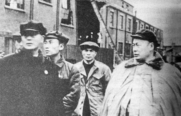 “休怪我陈毅无礼！”陈毅接过驳壳枪“叭”的一声