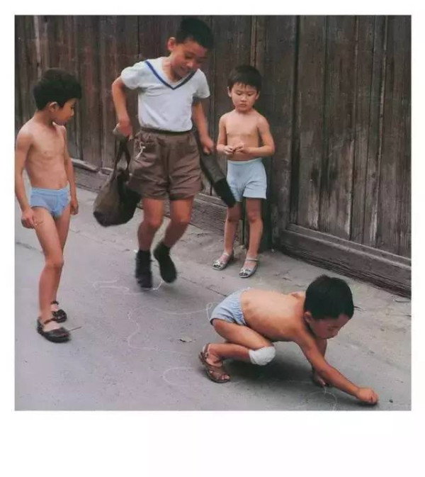 日本摄影家说:根本不用抓拍,1980年代的中国儿童每一个都那么纯真