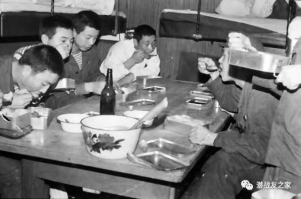 核潜艇90昼夜极限航行中付出巨大牺牲的三位英雄厨师